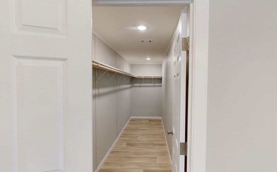 Frontier lodge t68s bedroom home features