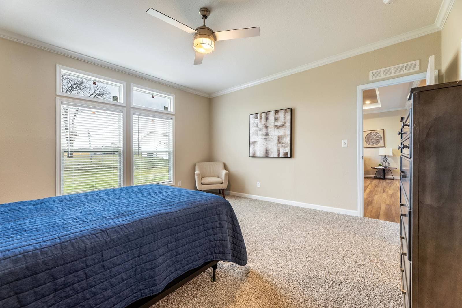 Innovation 3260c bedroom home features