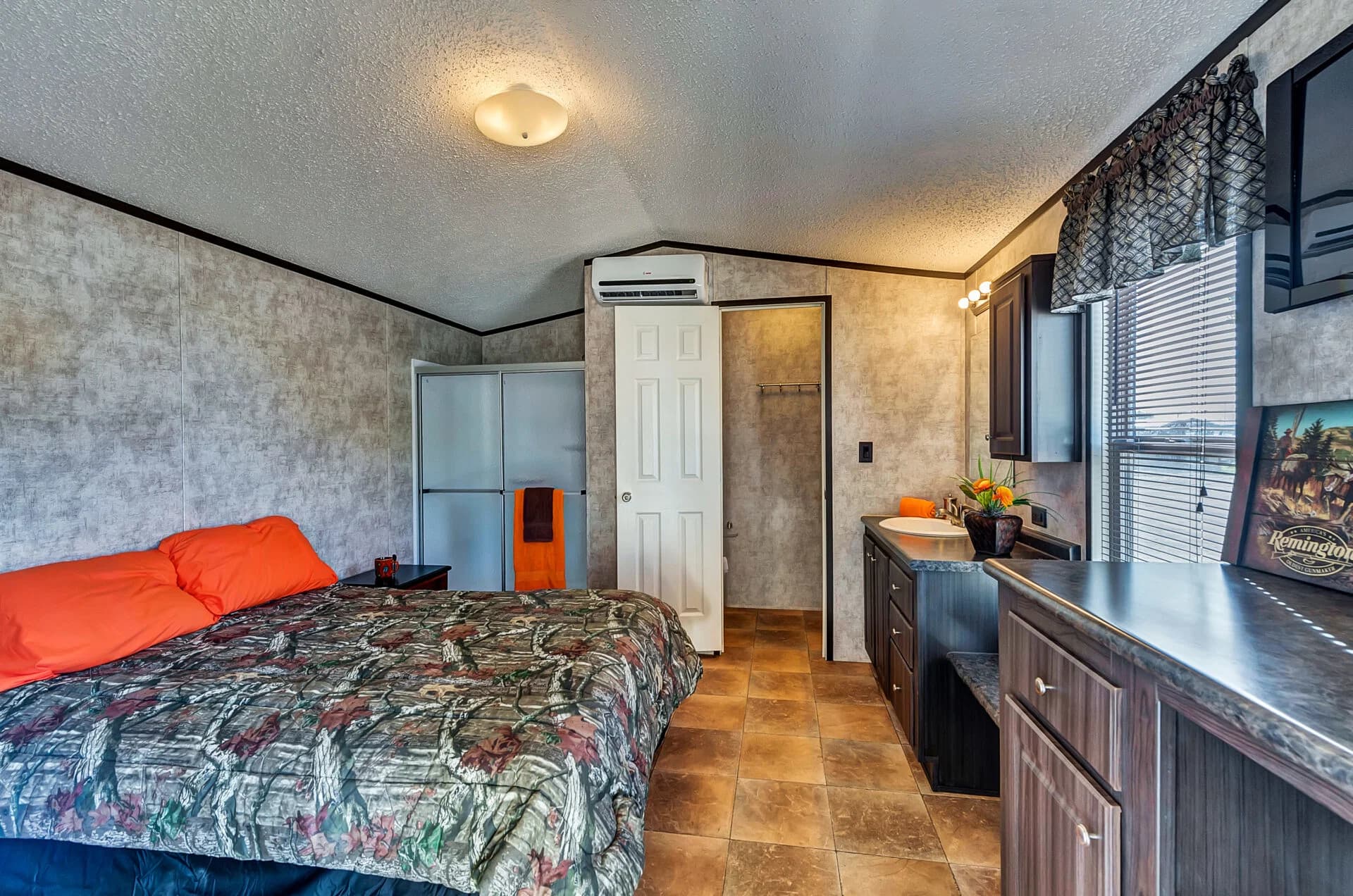 Select s-1240-22a bedroom and bathroom home features