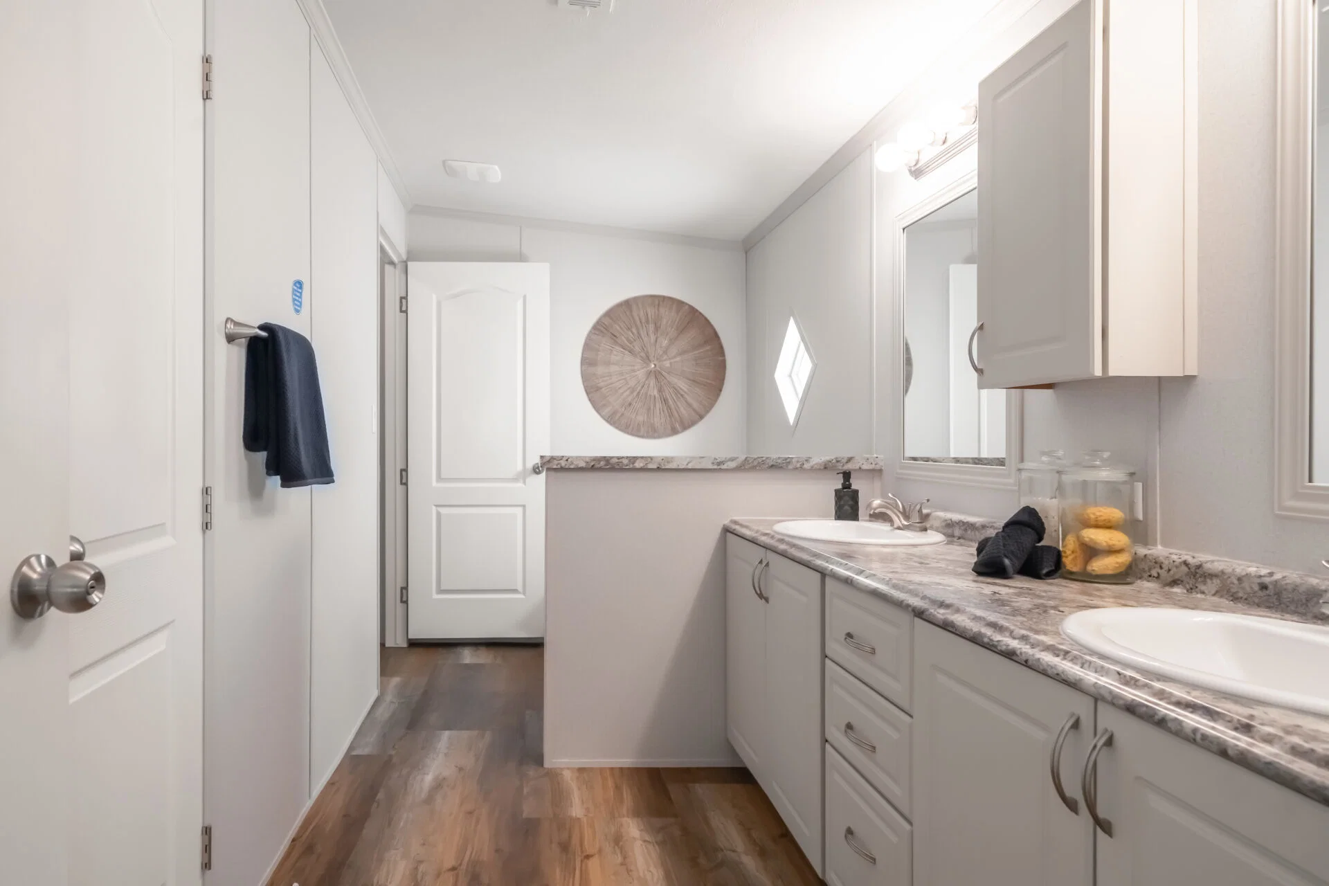 Heritage h-3256-32d bathroom home features