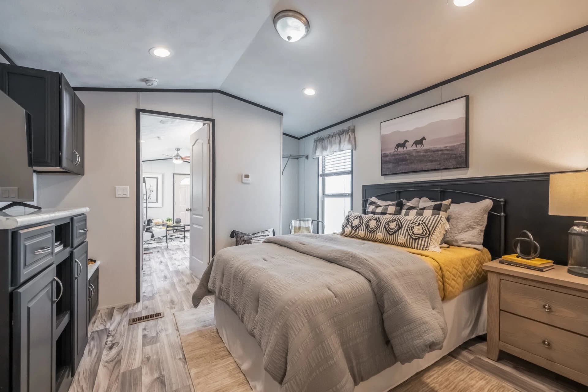 Select s-1240-11fla bedroom home features