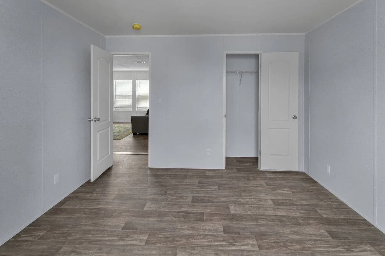 Valu maxx premier 32643e bedroom home features