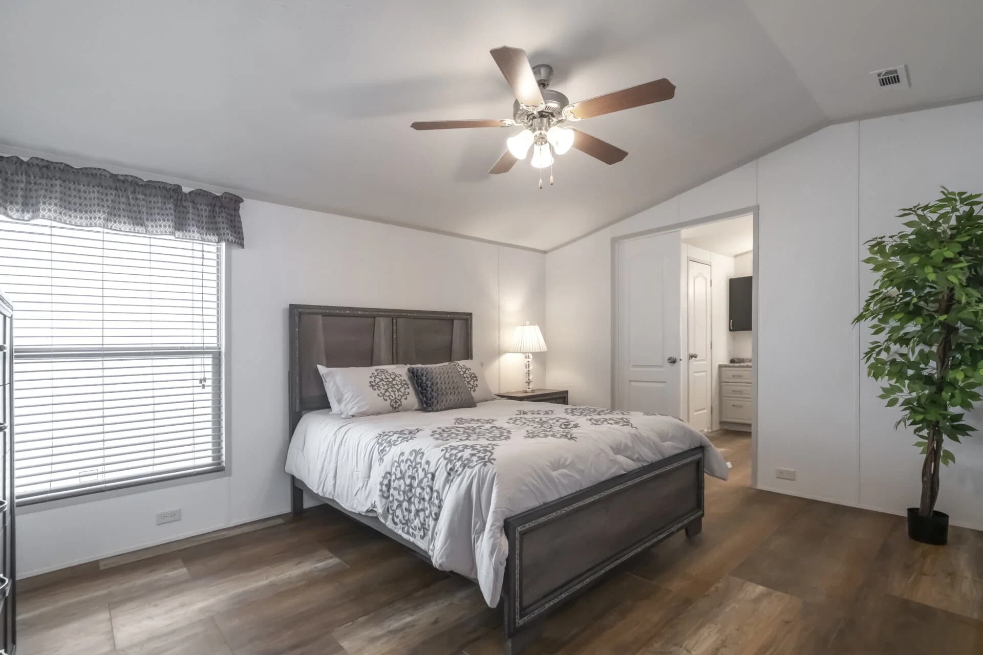 Heritage h-1880-32e bedroom home features