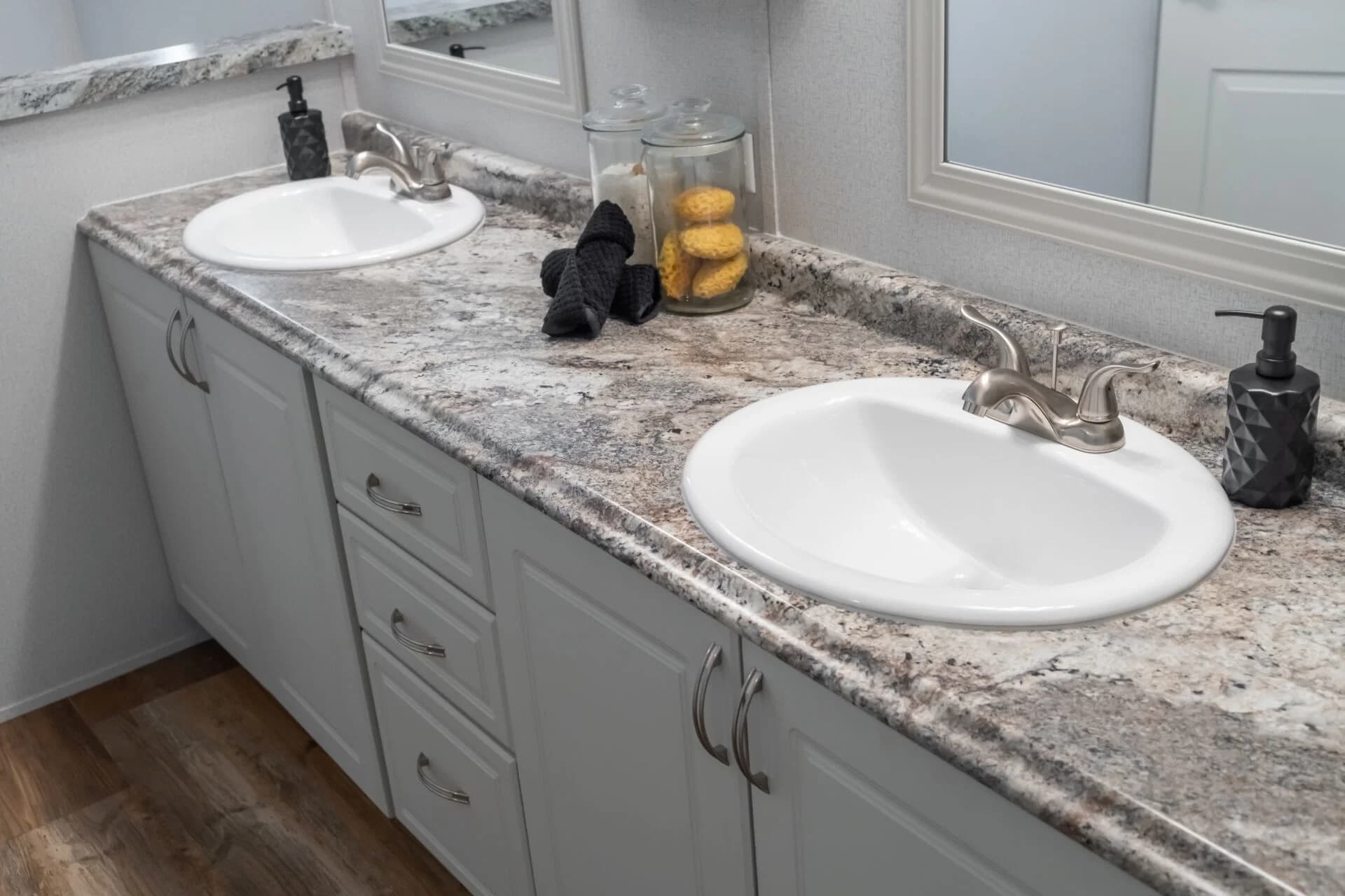 Heritage h-3256-32d bathroom home features