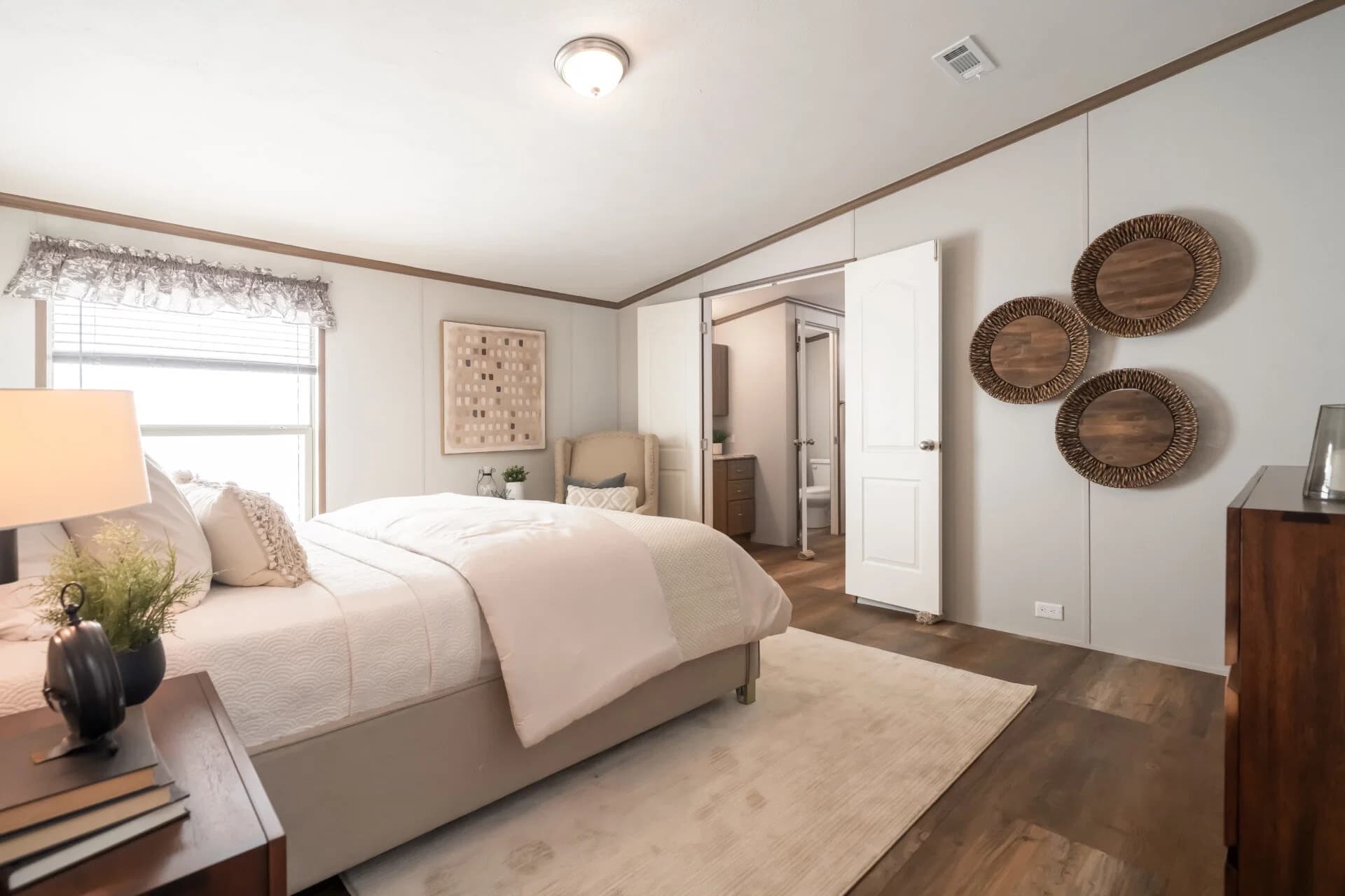 Heritage h-3264-32ap bedroom home features