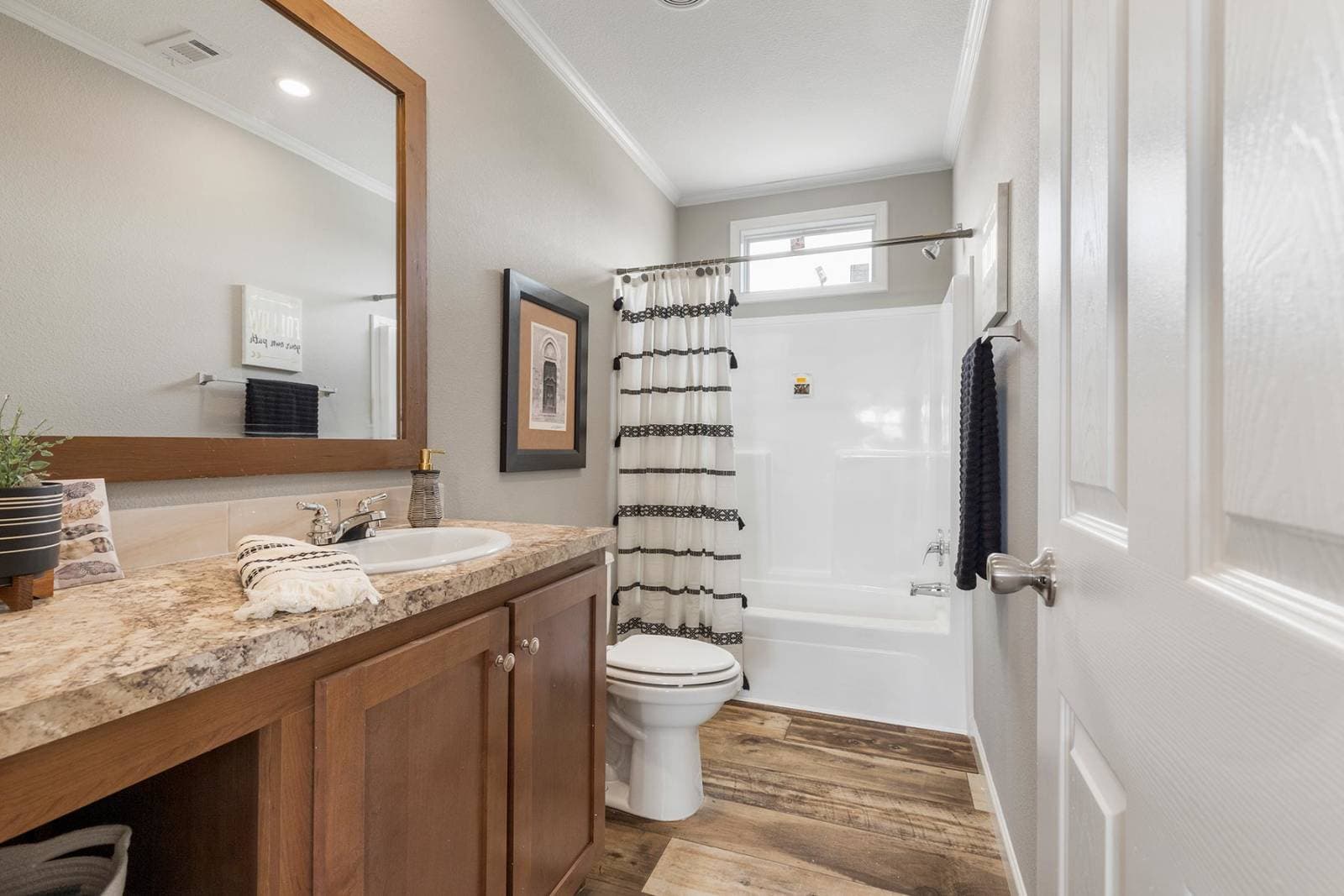 Titan extreme 3266d [the vegas] bathroom home features