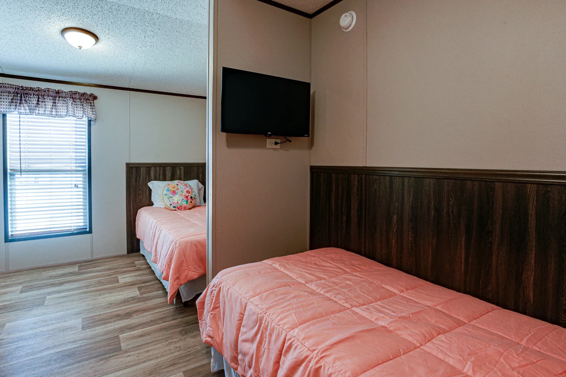 Select s-1672-32b bedroom home features