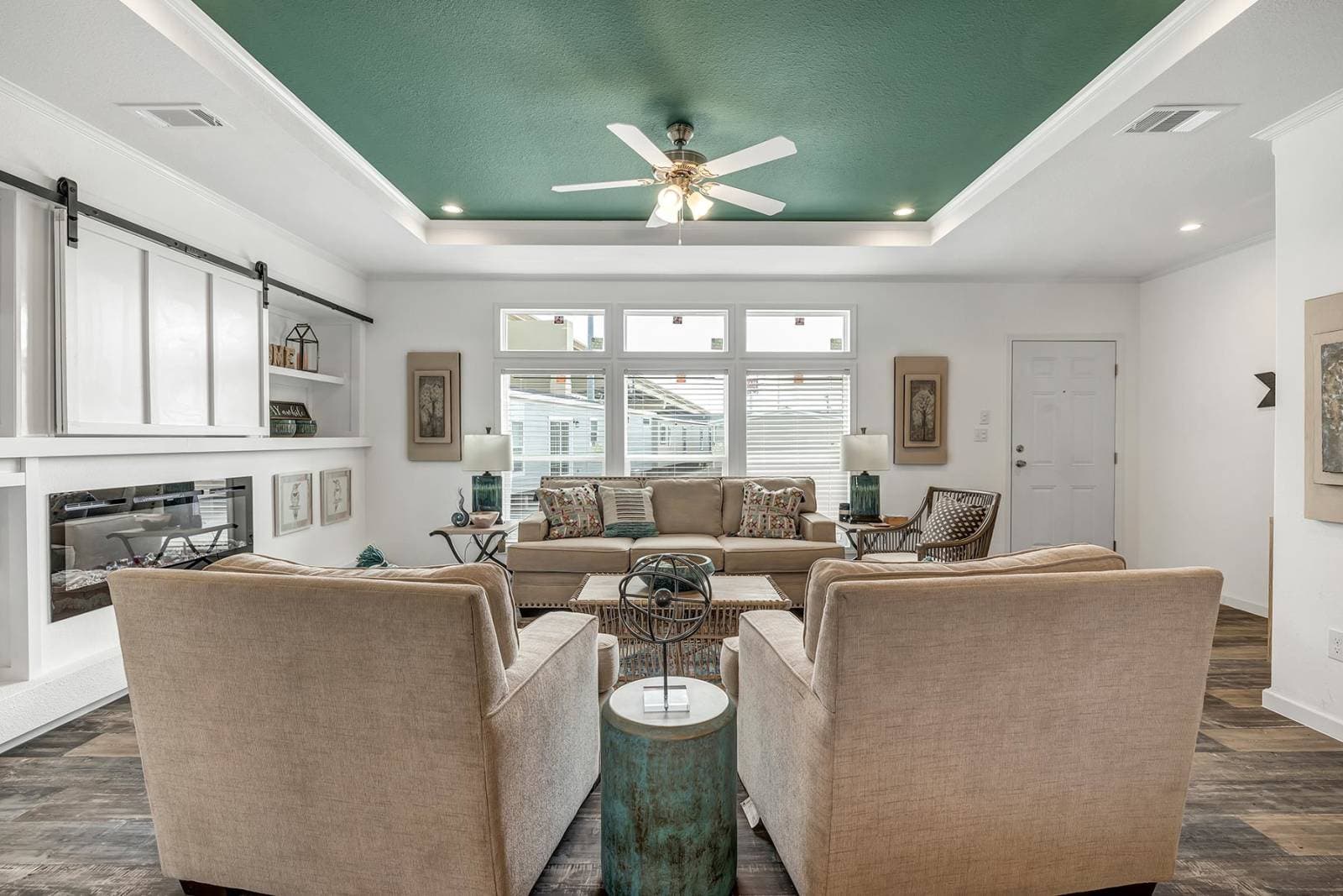 Titan extreme 3272c interior home features