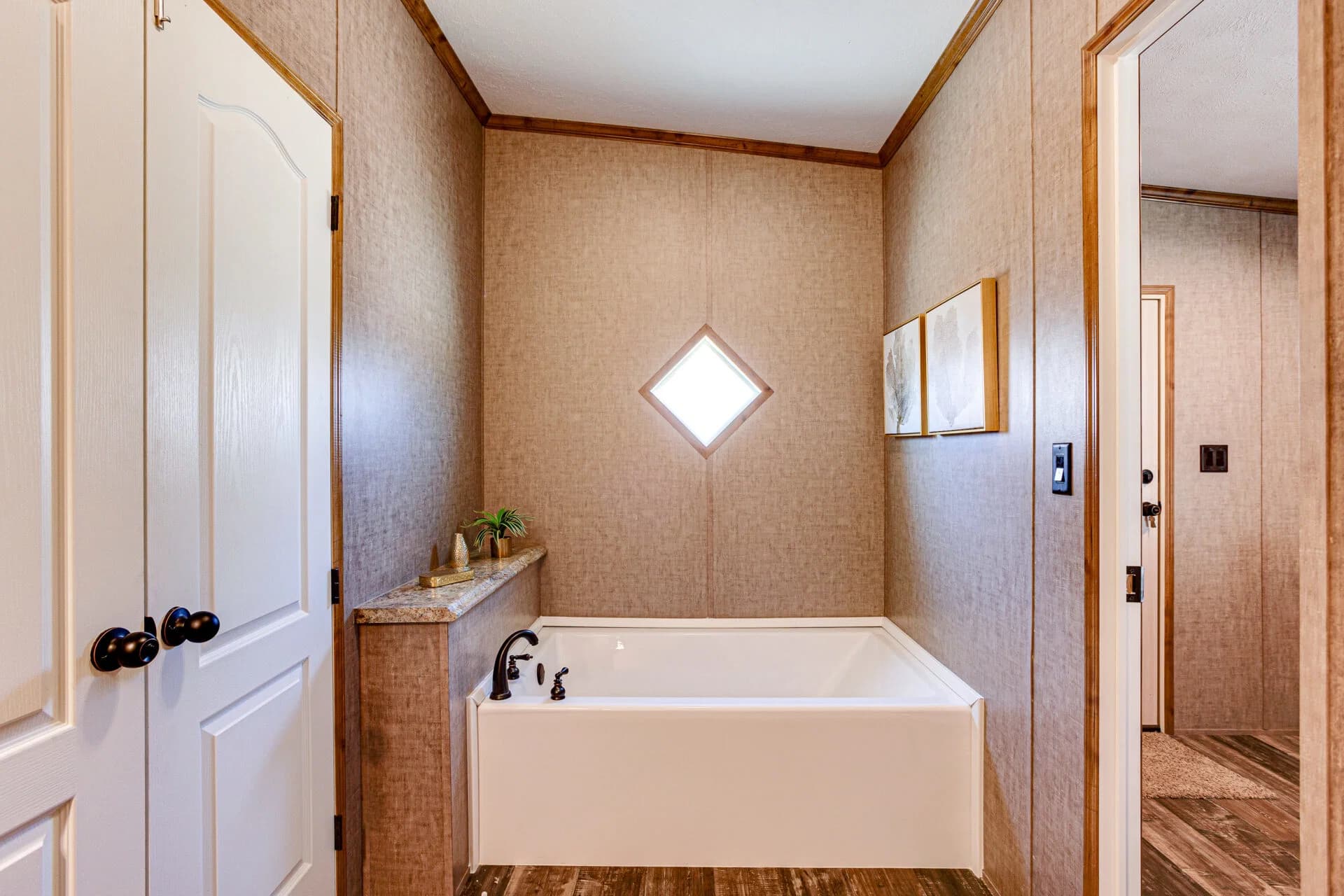 Heritage h-3264-32c bathroom home features