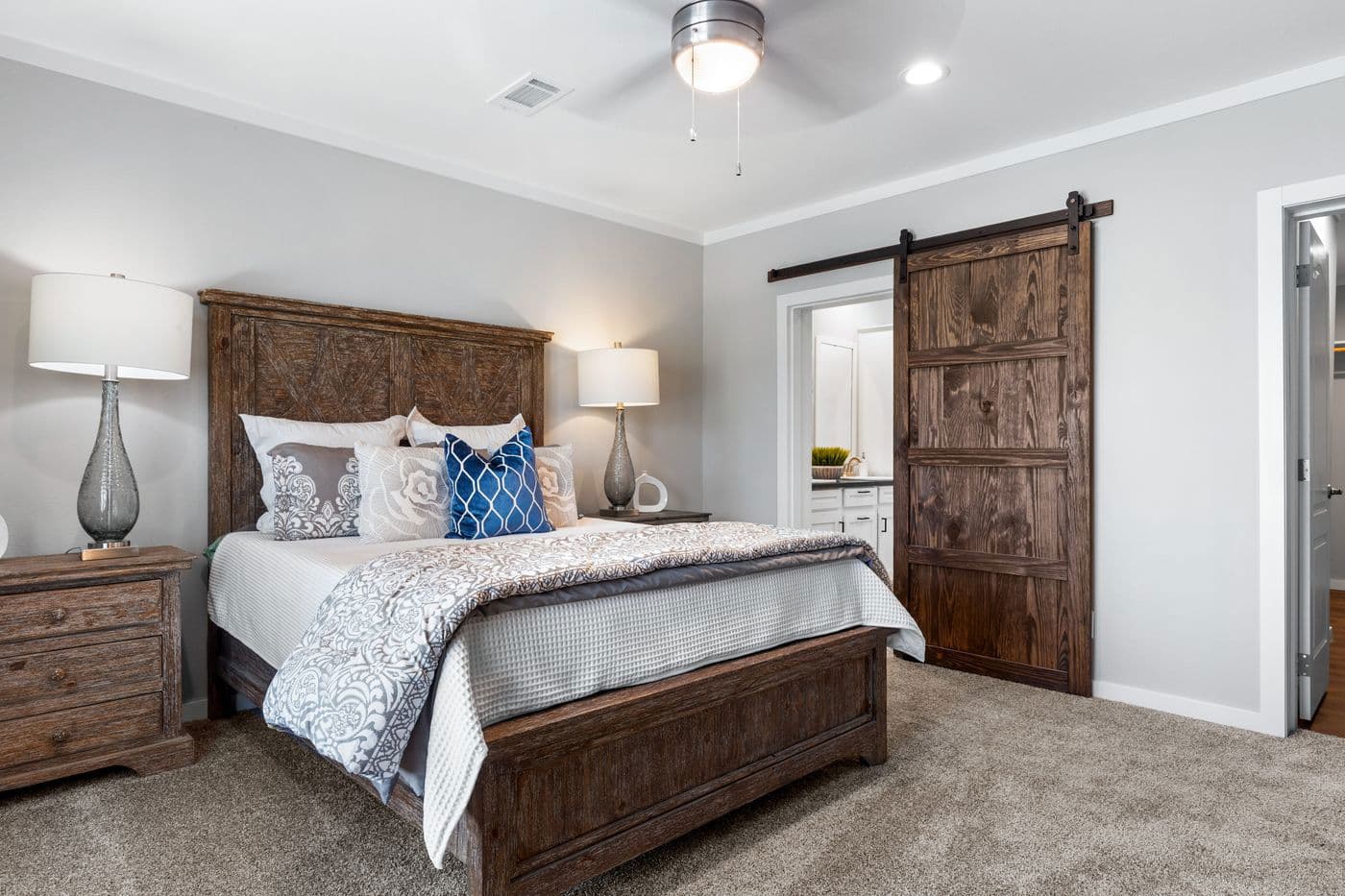 El capitan bedroom home features