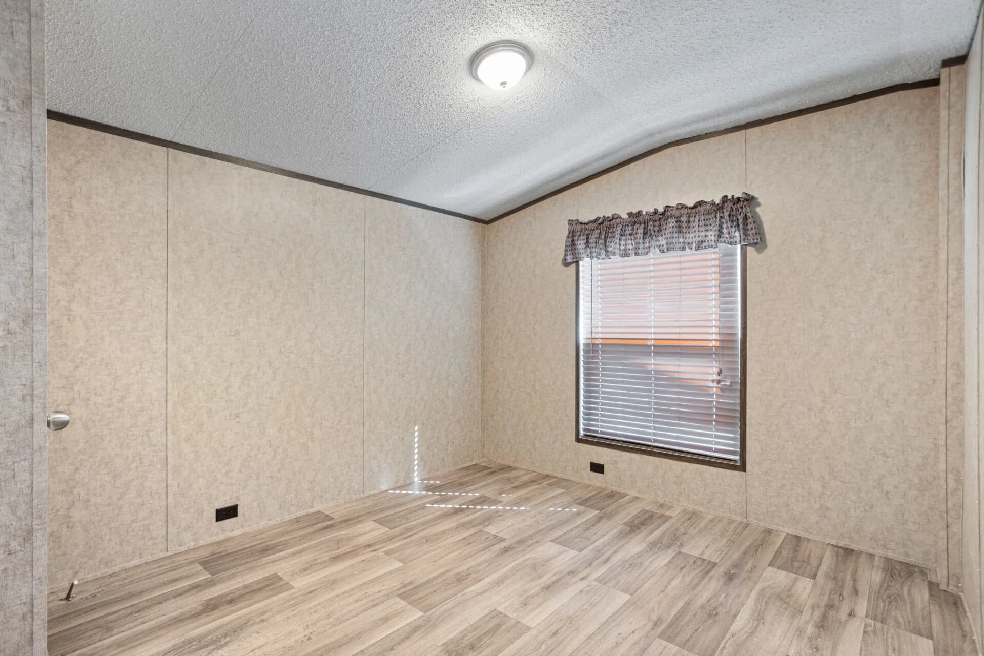 Classic c-1680-32d bedroom home features