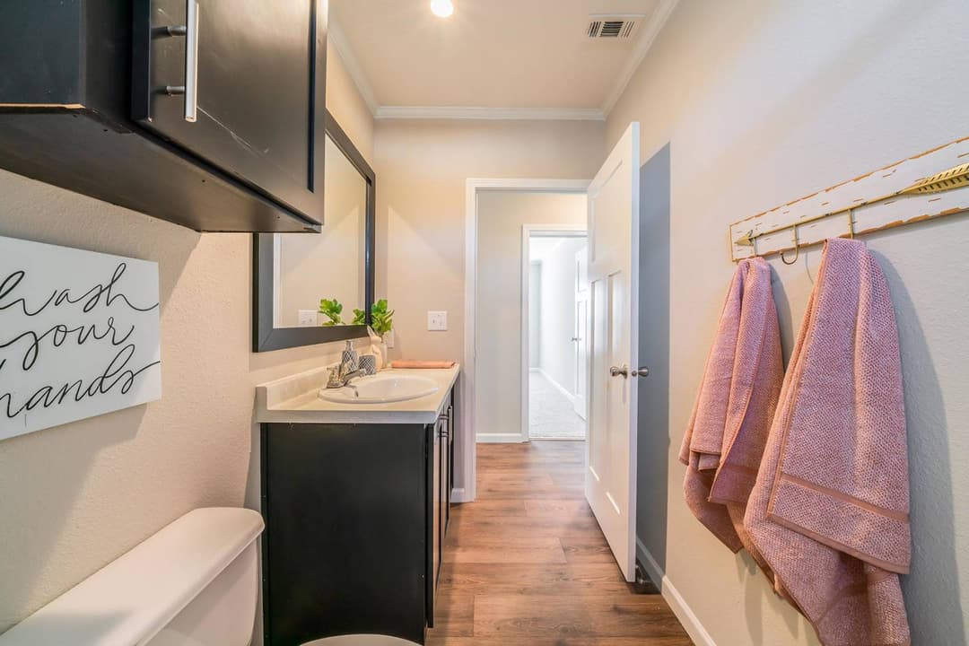 Titan extreme 3260h [the cypress] bathroom home features