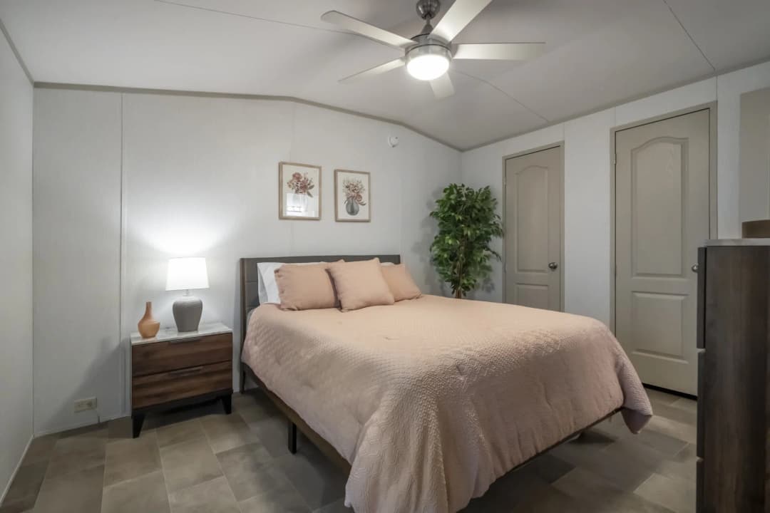 Select s-1664-32c bedroom home features
