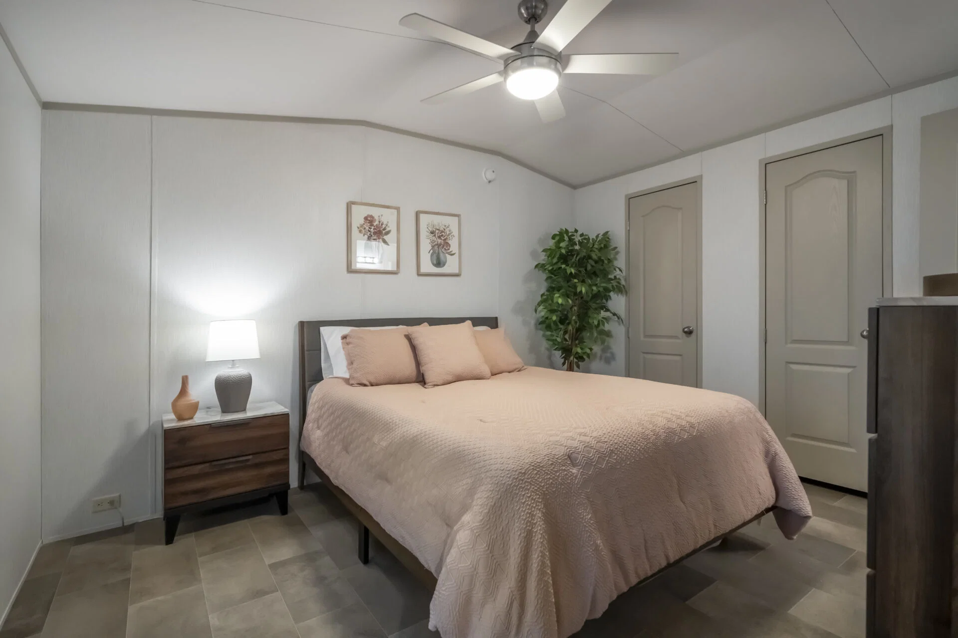 Select s-1664-32c bedroom home features