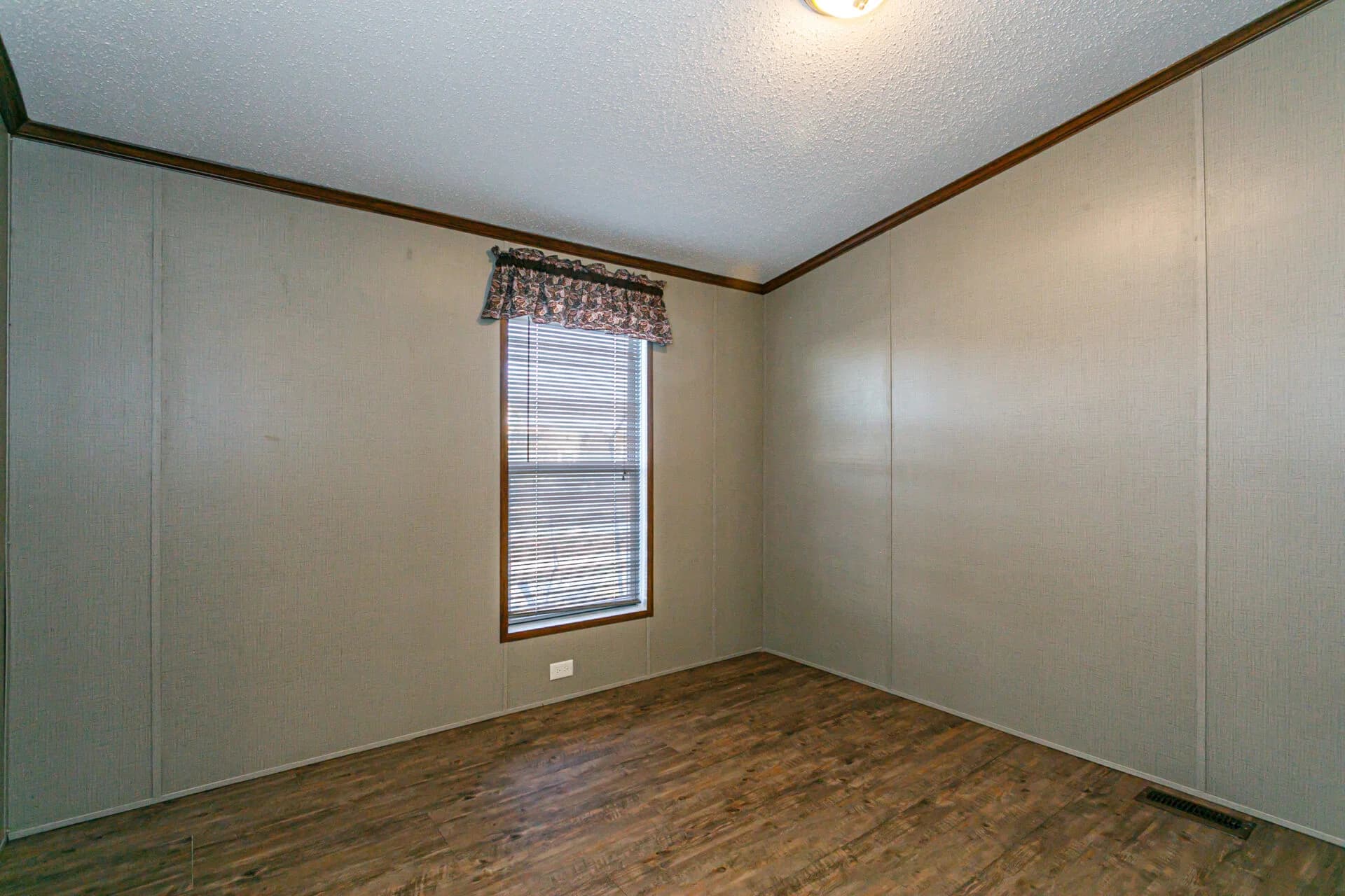 Classic c-1872-32a bedroom home features