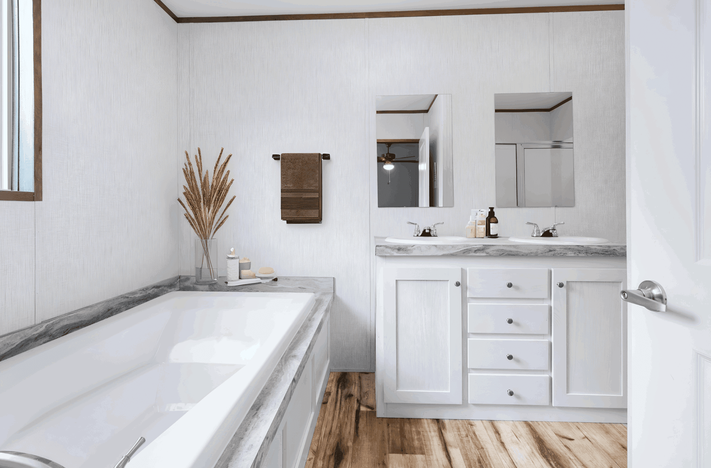 The cuatro bathroom home features