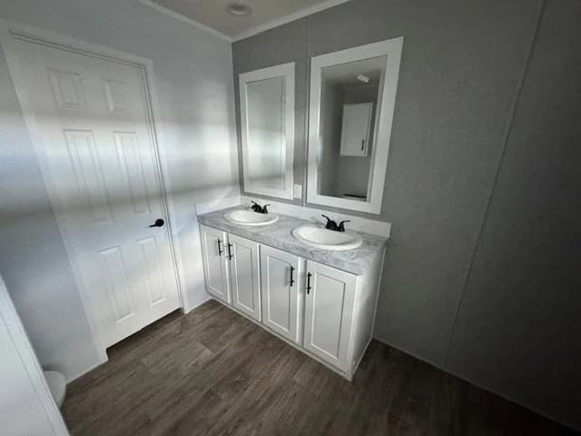 Landmark 16763b bathroom home features