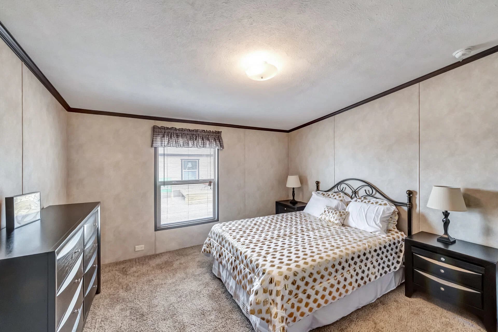 Classic c-3280-42.5b bedroom home features