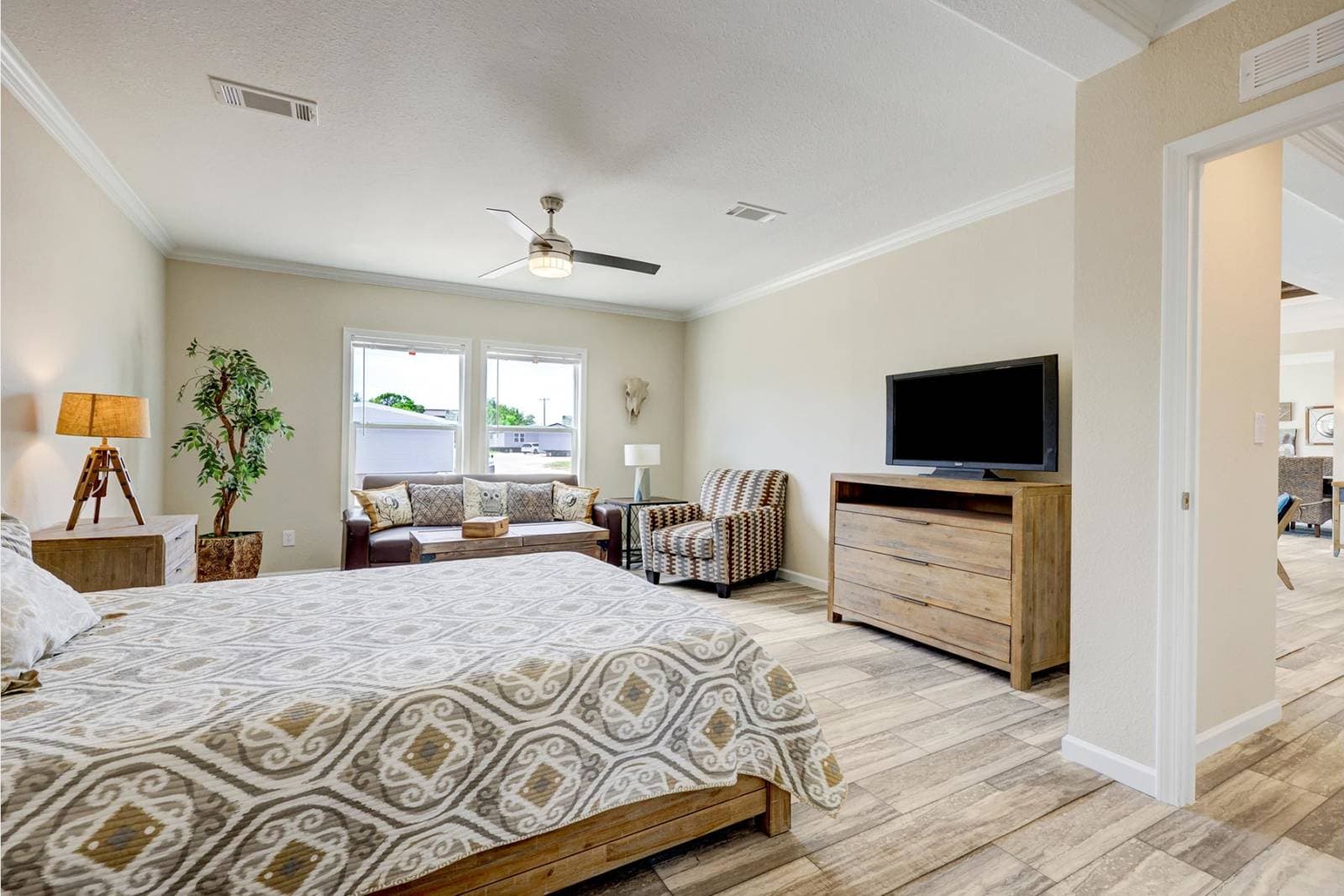 Titan extreme 3264r bedroom home features