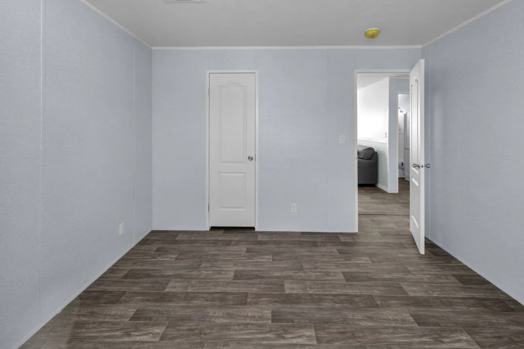 Valu maxx premier 32643e bedroom home features