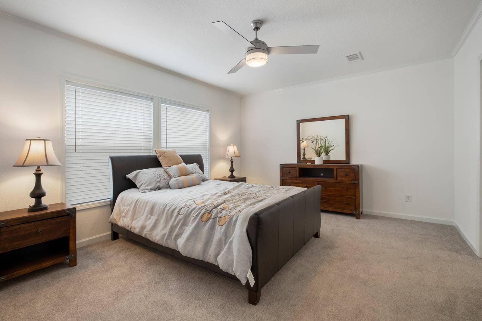 Titan extreme 2856n bedroom home features