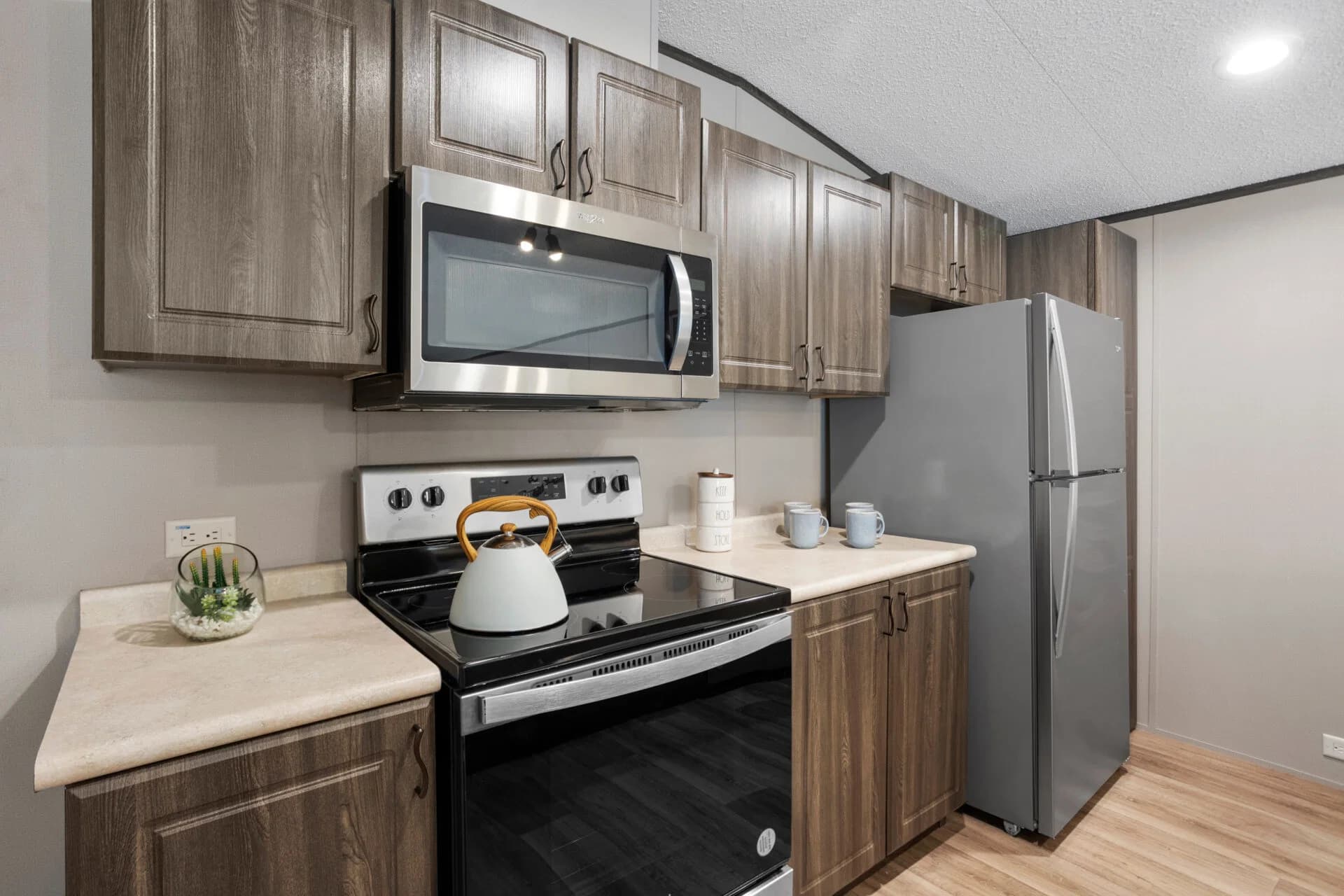 Classic c-1672-32c kitchen home features
