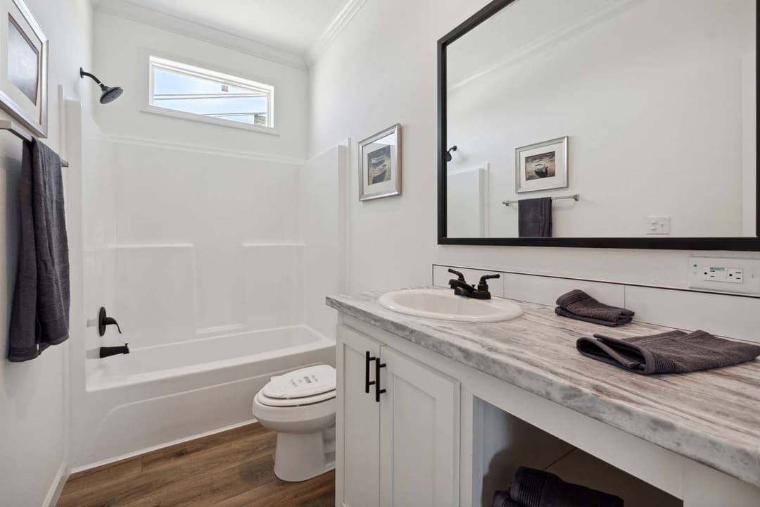 Titan extreme 3276t [the memphis] bathroom home features