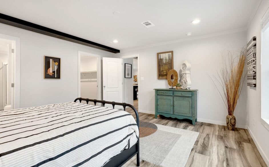 Hope r76e bedroom home features