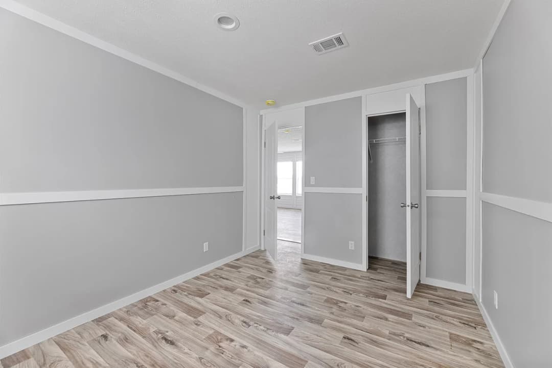 Valu maxx premier 32684e bedroom home features