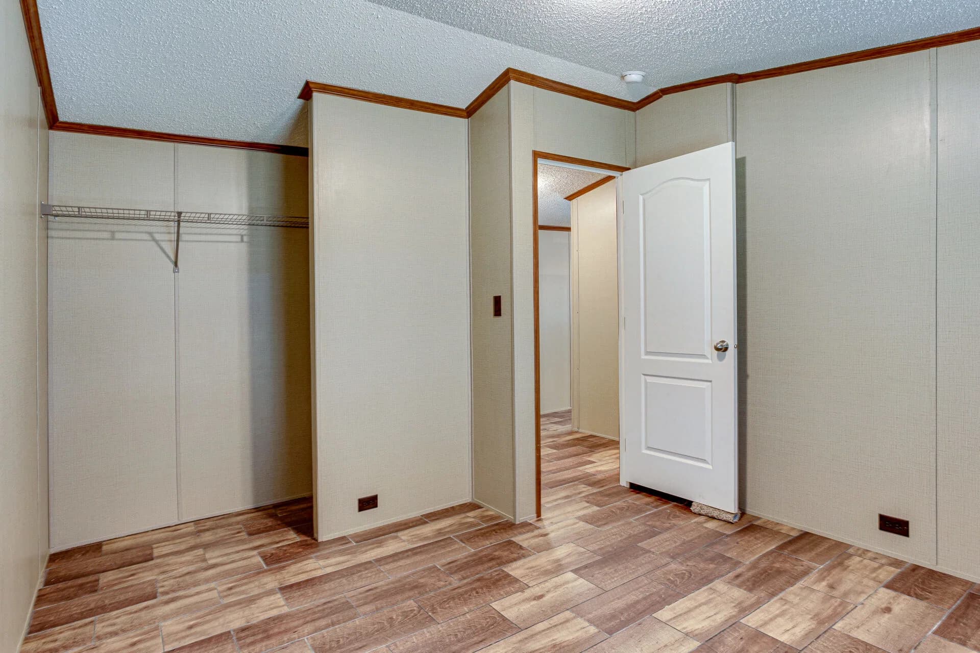 Classic c-1864-22a bedroom home features
