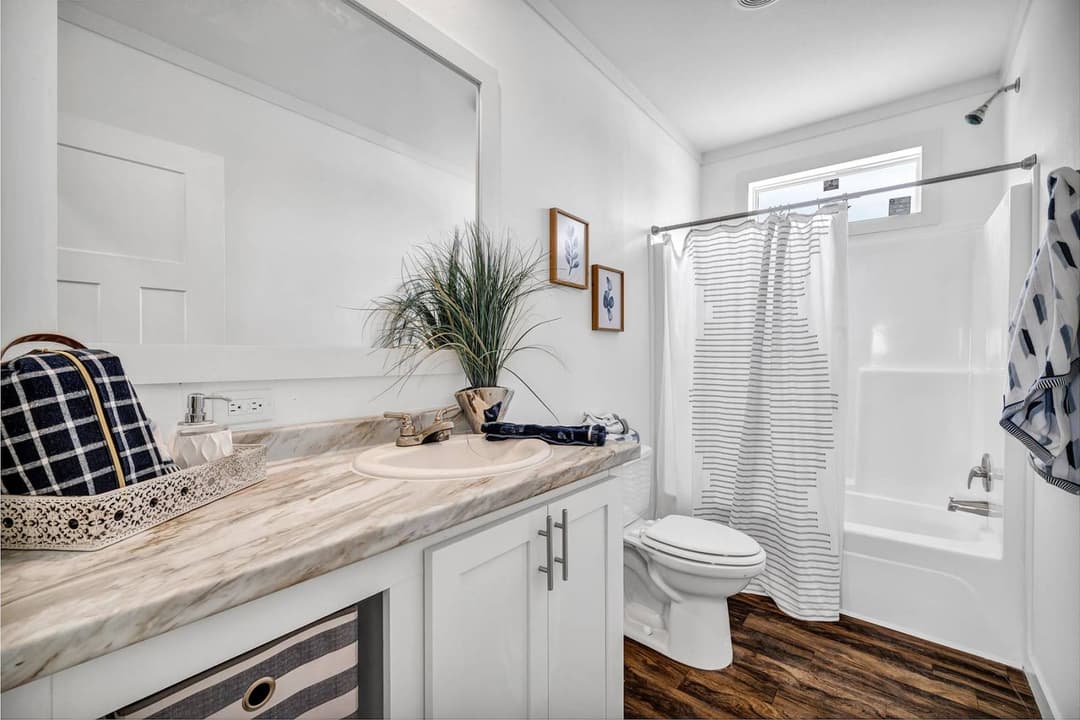 Titan extreme 3248e bathroom home features