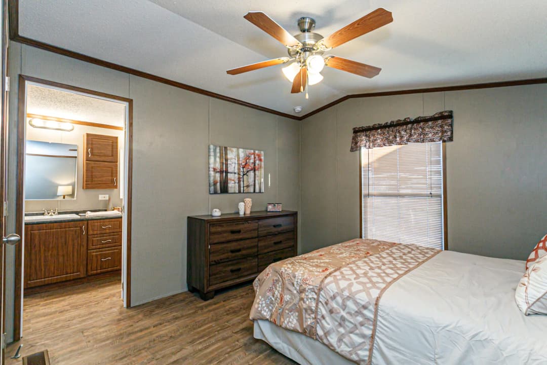 Classic c-1872-32a bedroom home features
