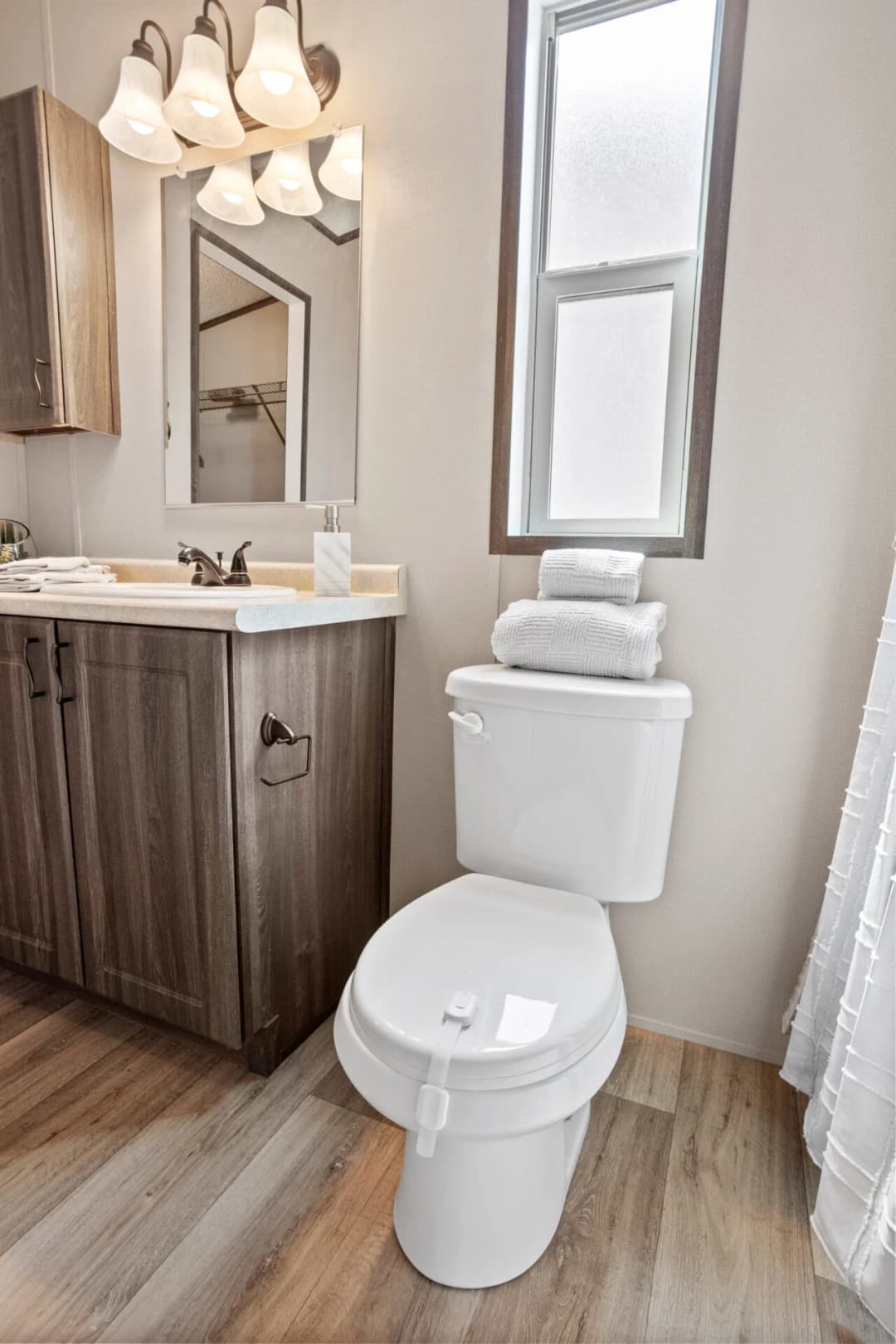 Classic c-1672-32c bathroom home features