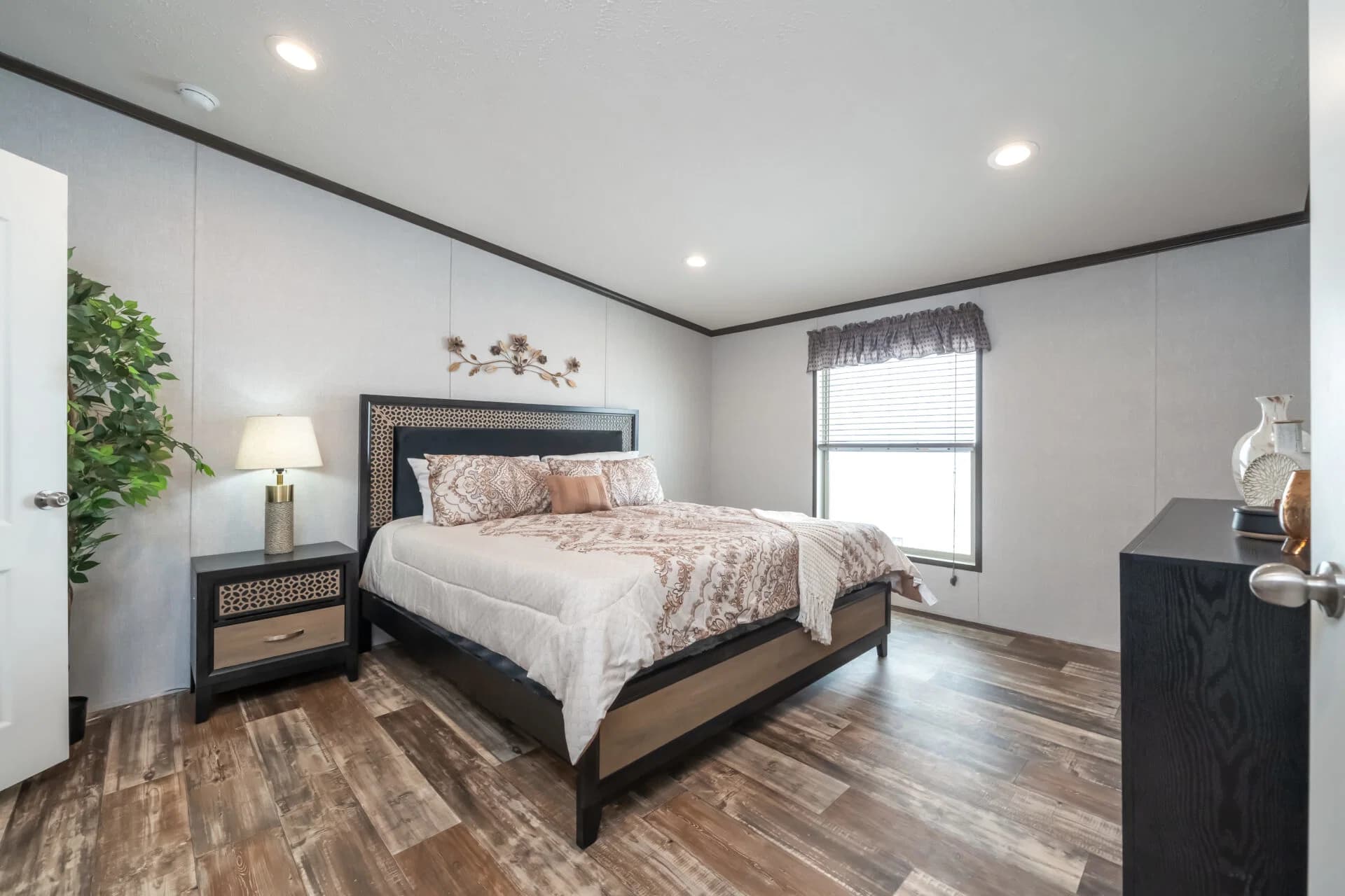 Select s-3256-42a bedroom home features