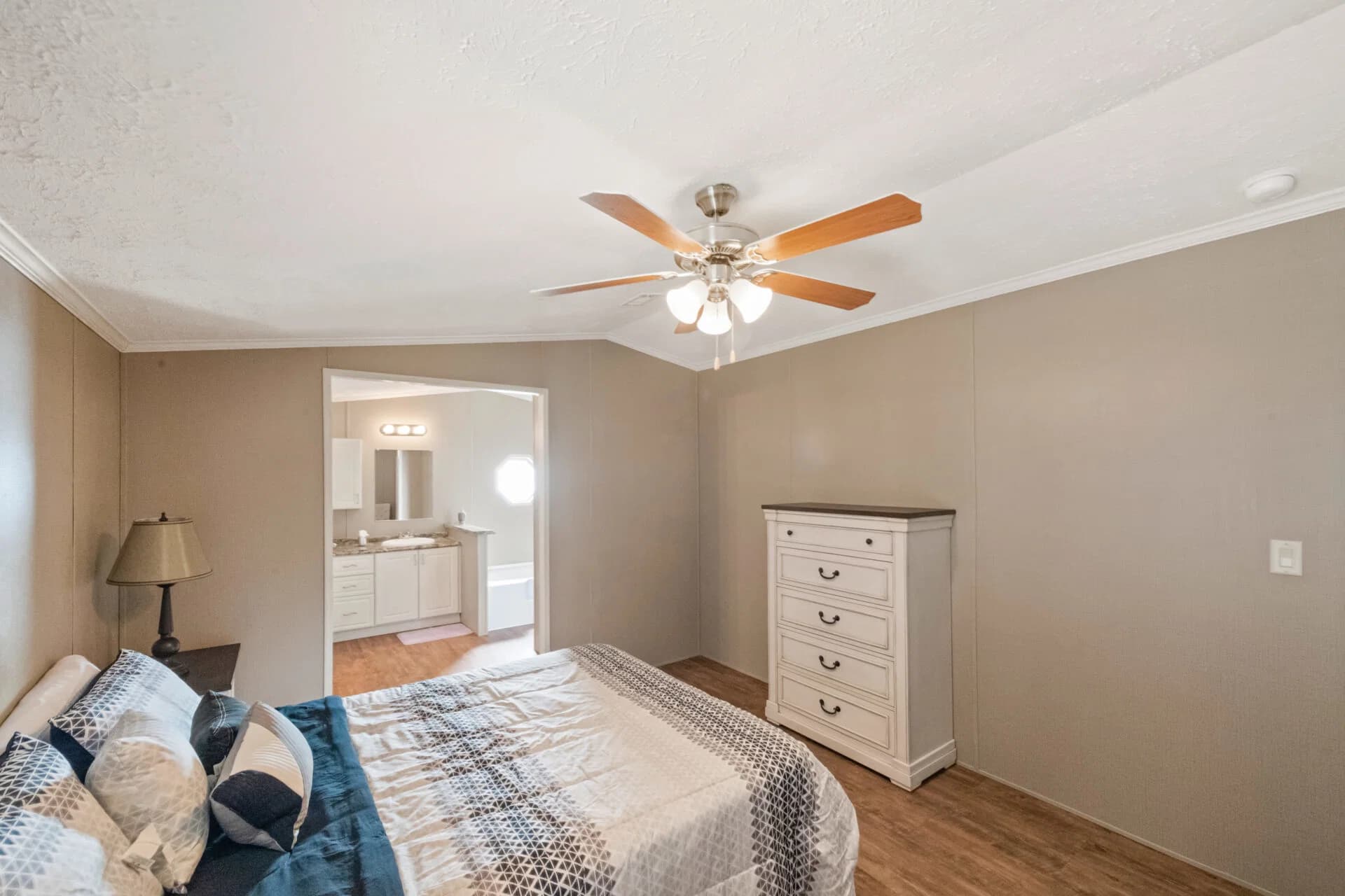 Classic c-1880-32f bedroom home features