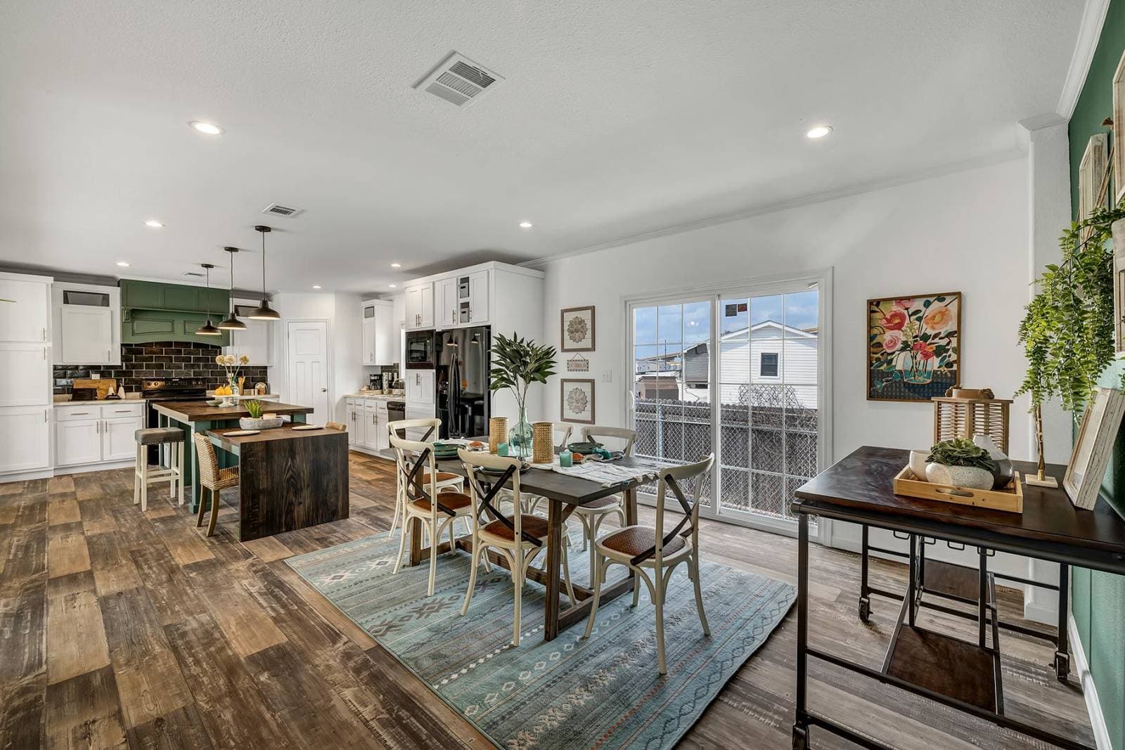 Titan extreme 3272c interior home features