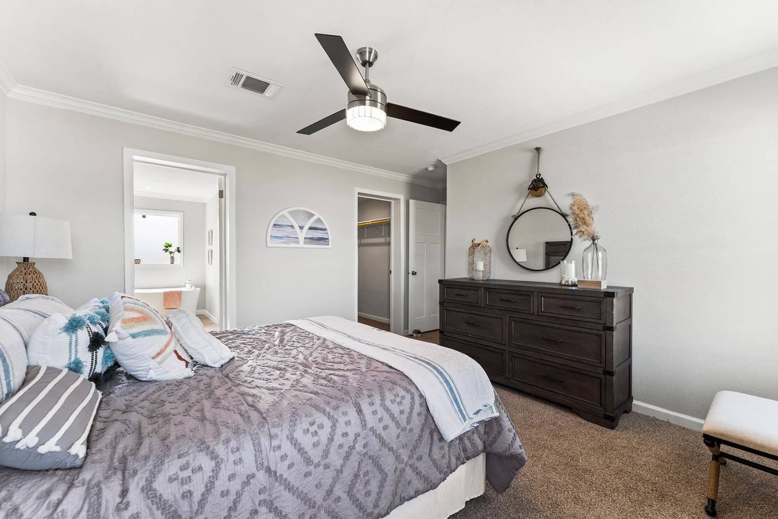 Titan extreme 2856h bedroom home features