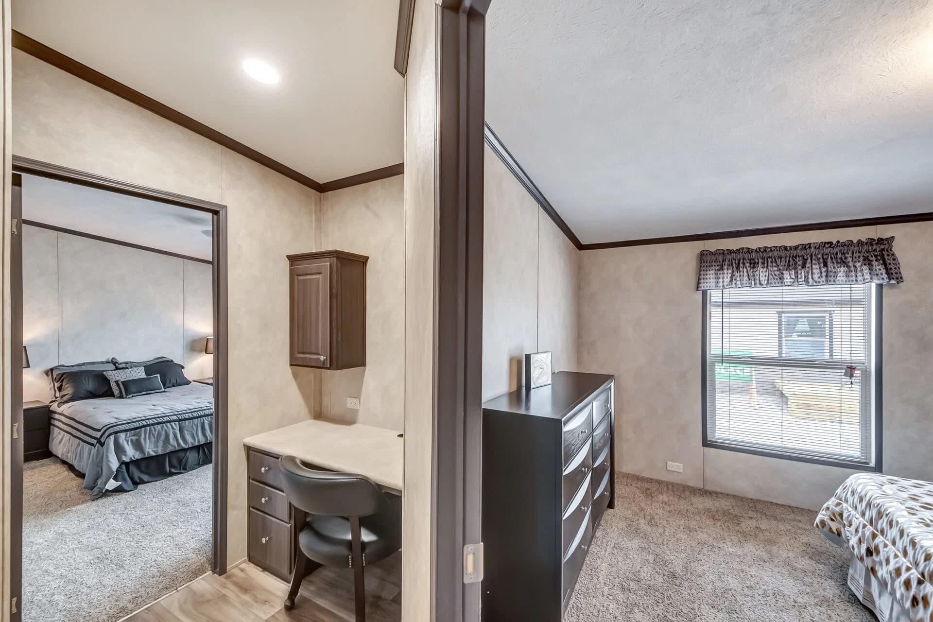 Classic c-3280-42.5b bedroom home features