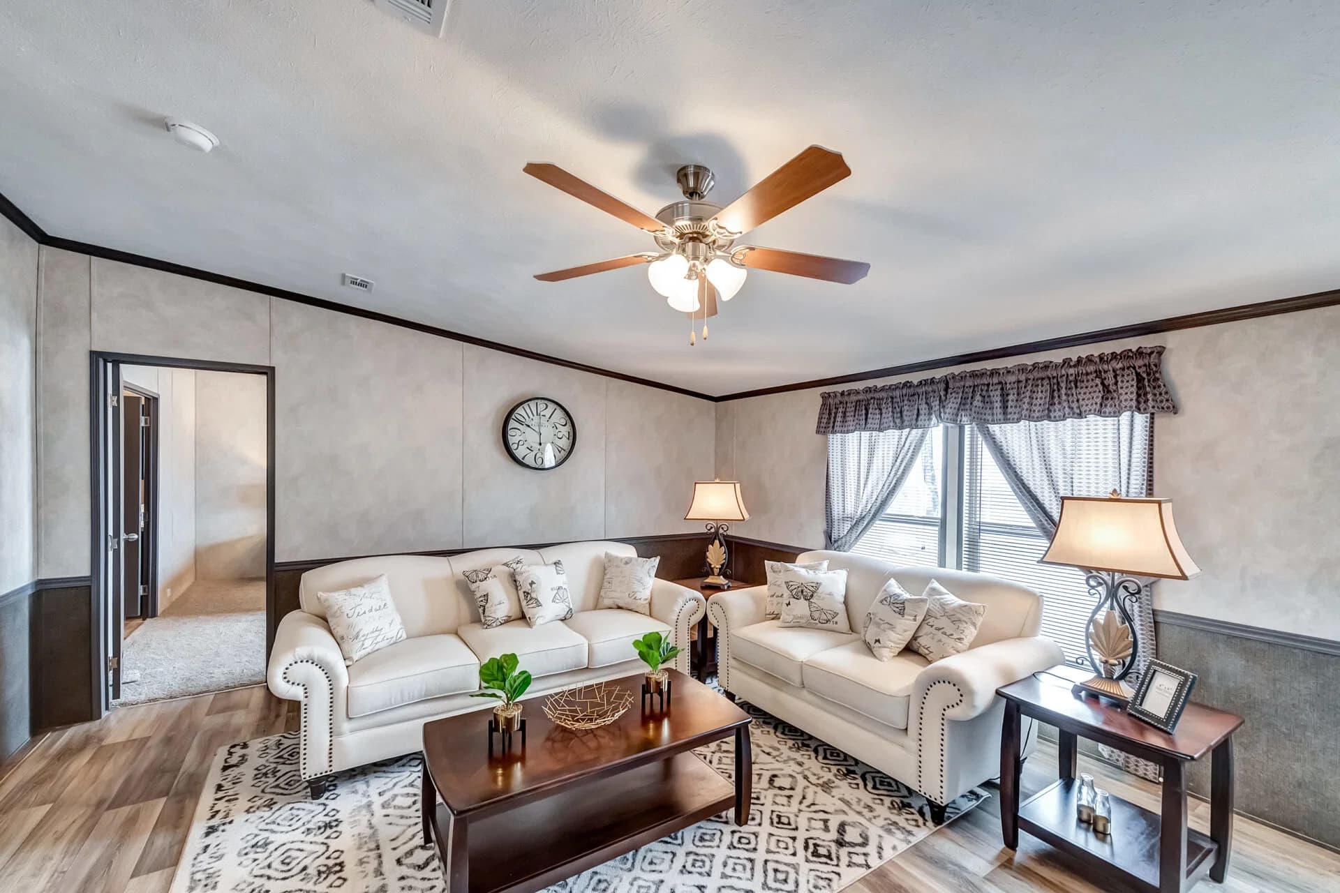 Classic c-3280-42.5b interior home features