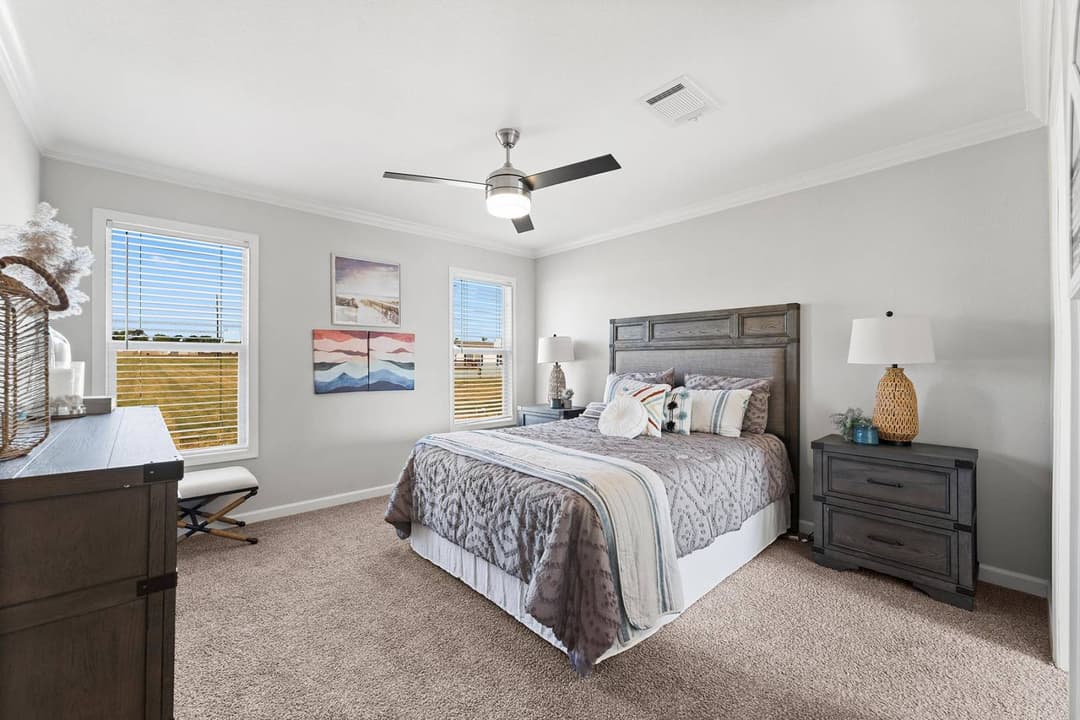 Titan extreme 2856h bedroom home features