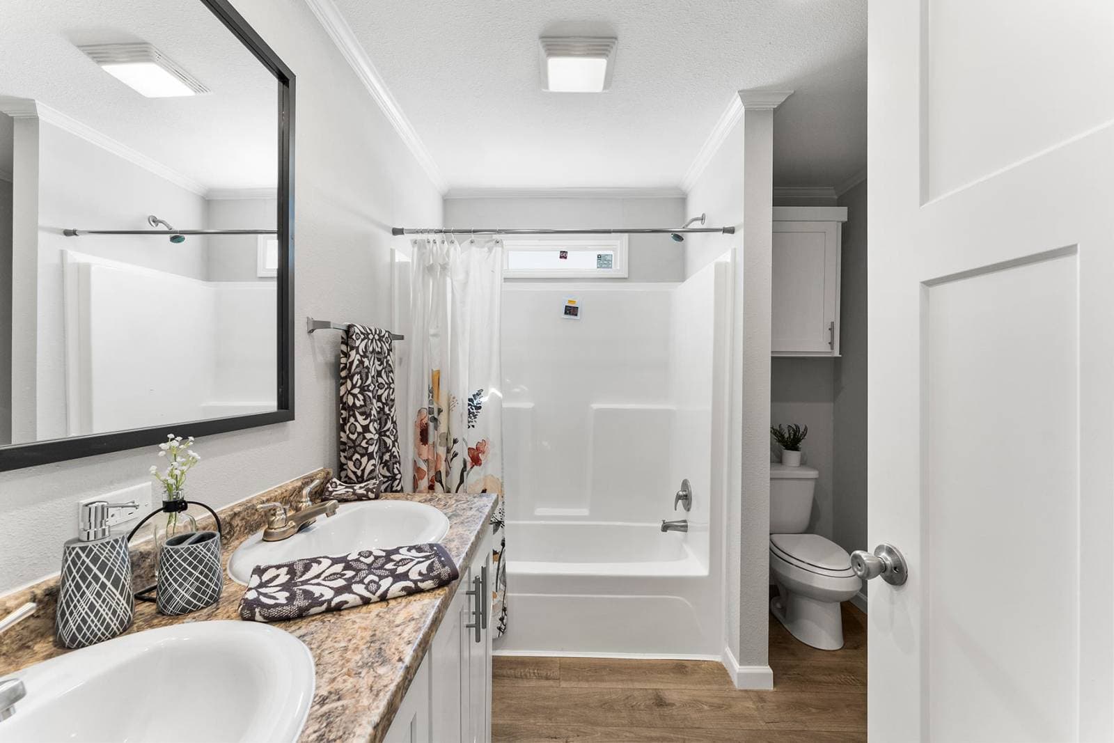 Titan extreme 2856h bathroom home features