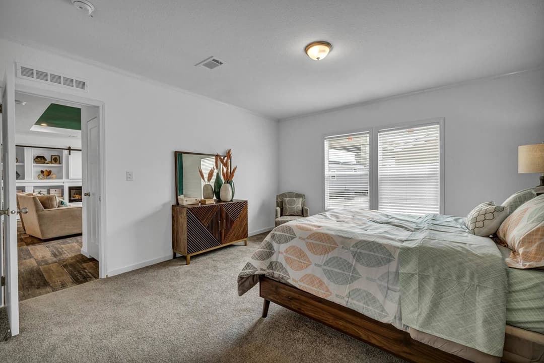 Titan extreme 3272c bedroom home features