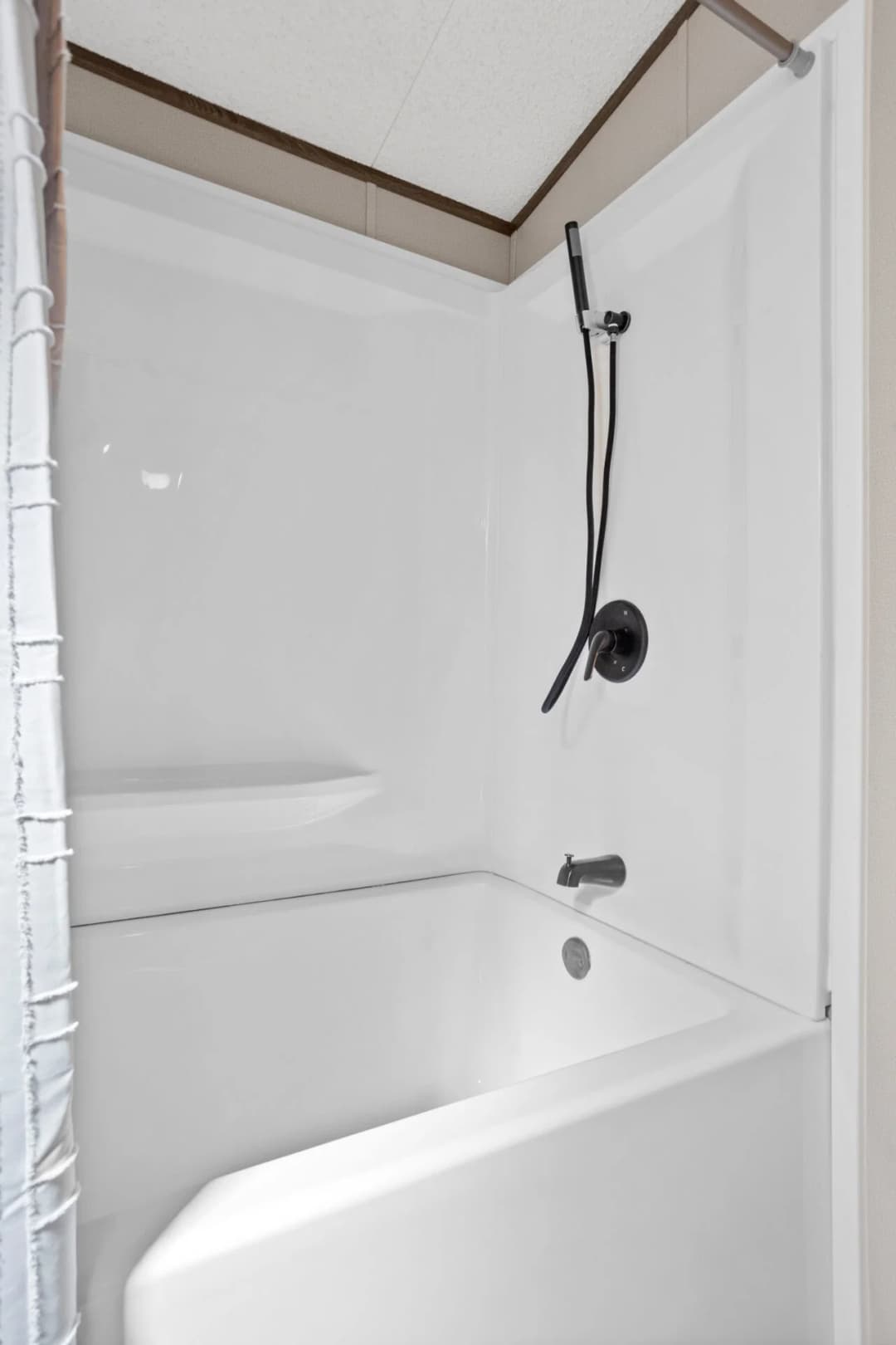 Classic c-1672-32c bathroom home features