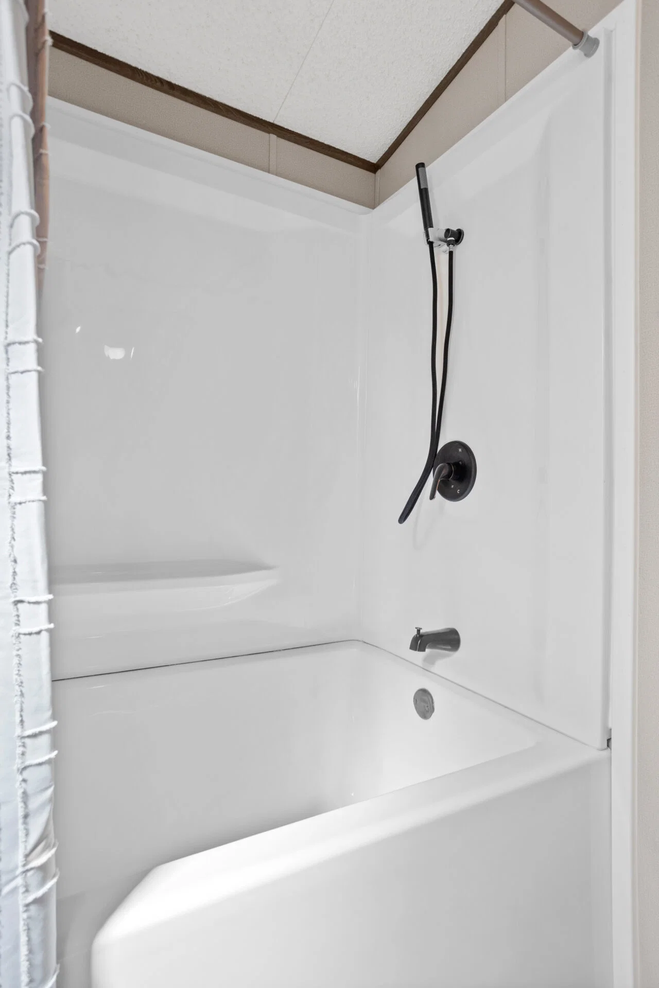 Classic c-1672-32c bathroom home features