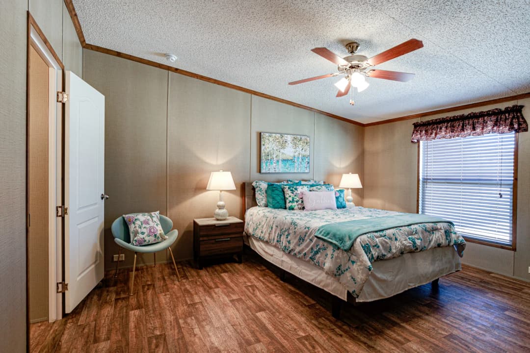 Heritage h-3256-42a bedroom home features