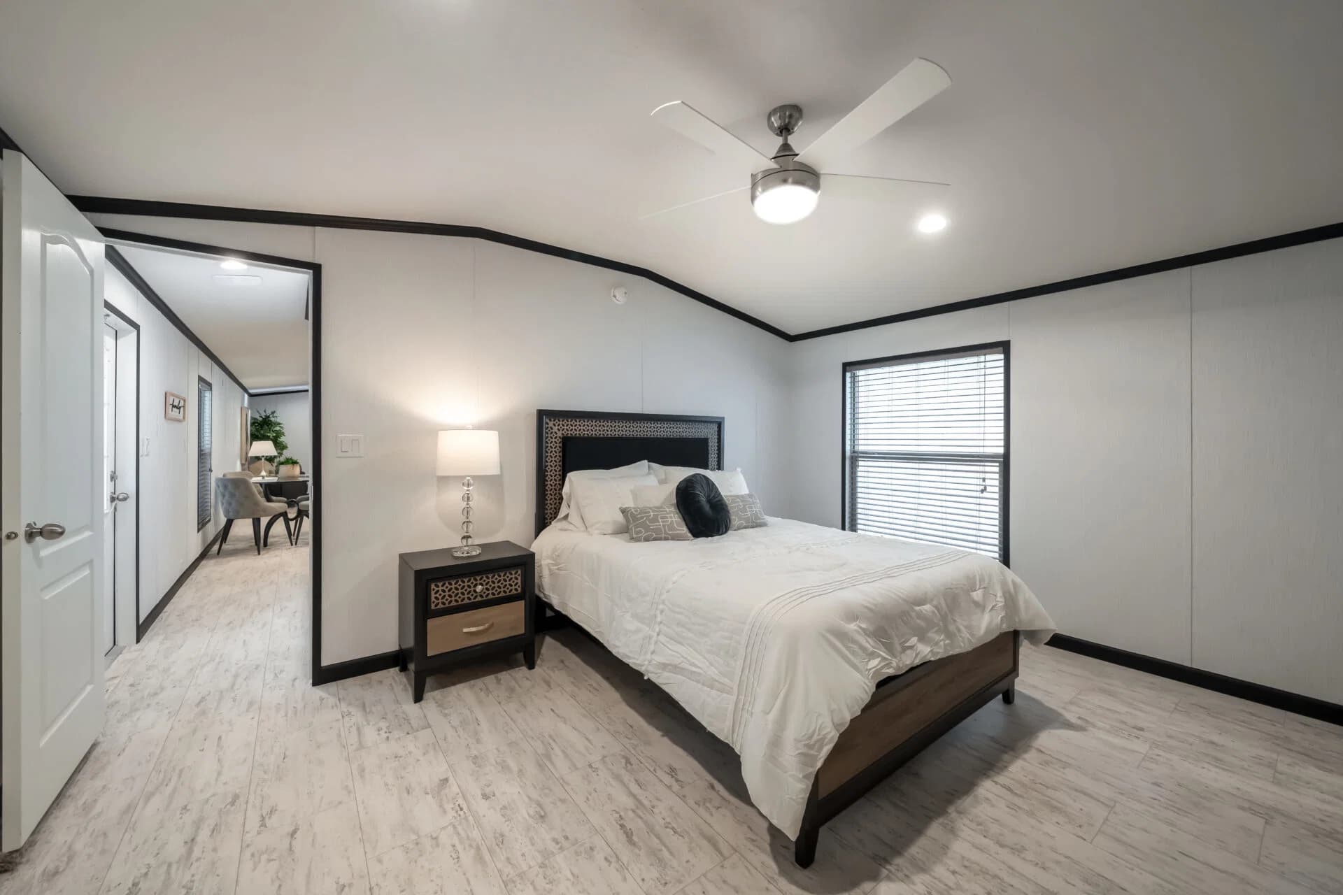 Classic c-1680-32m bedroom home features