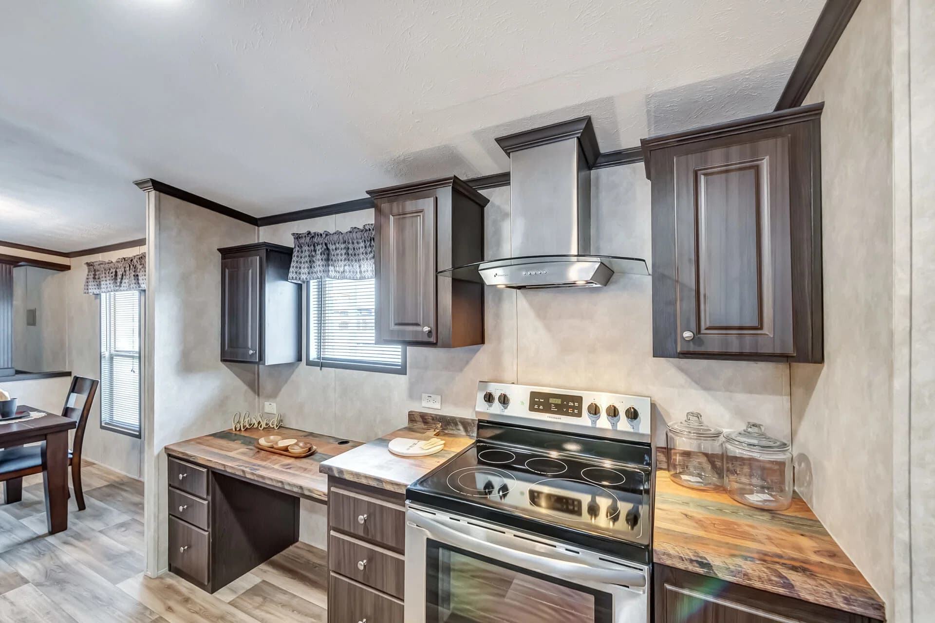 Classic c-3280-42.5b kitchen home features