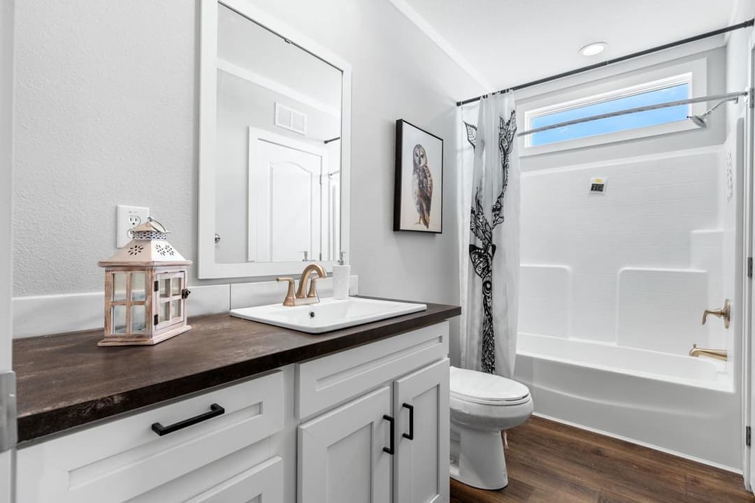 El capitan bathroom home features