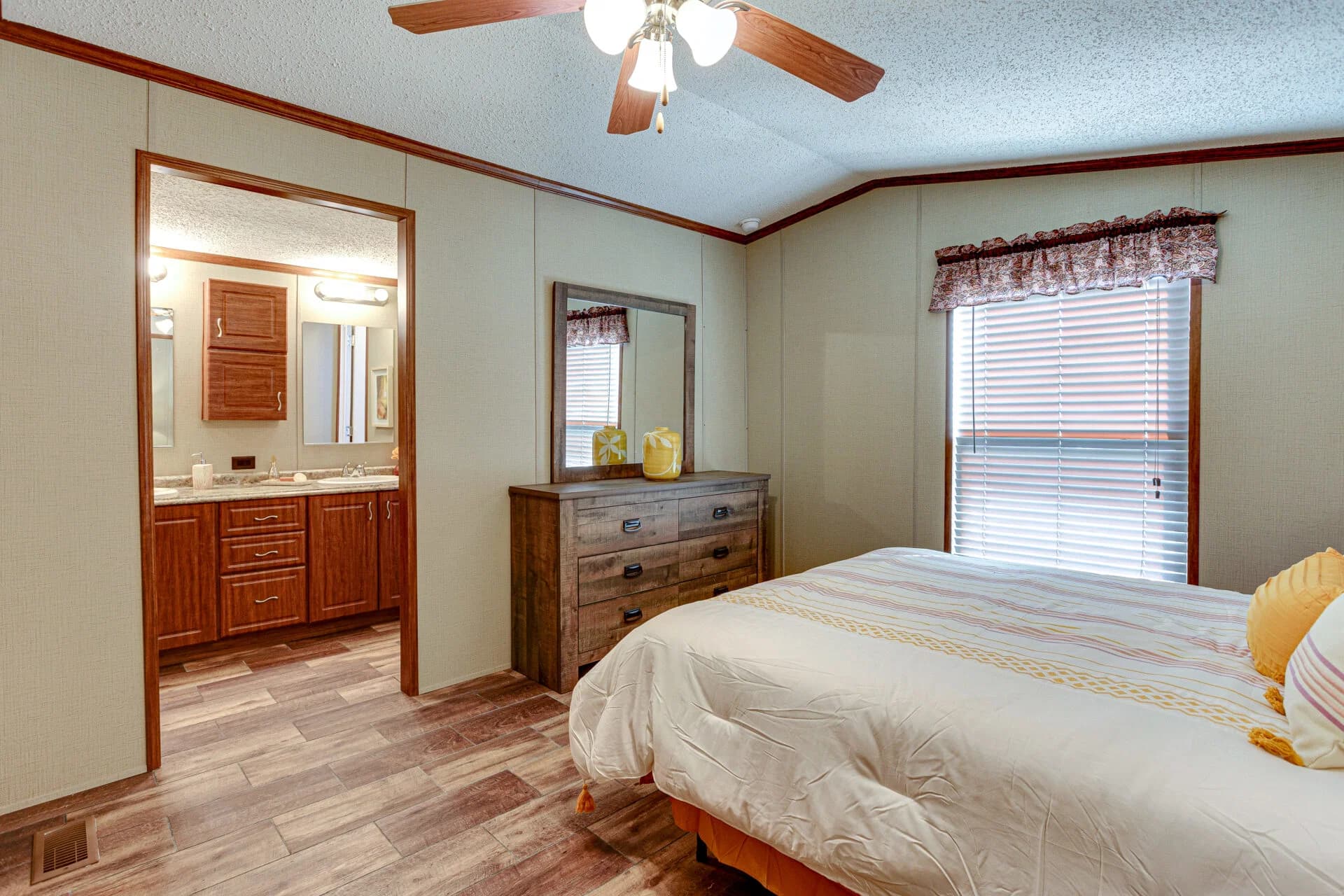 Classic c-1864-22a bedroom home features