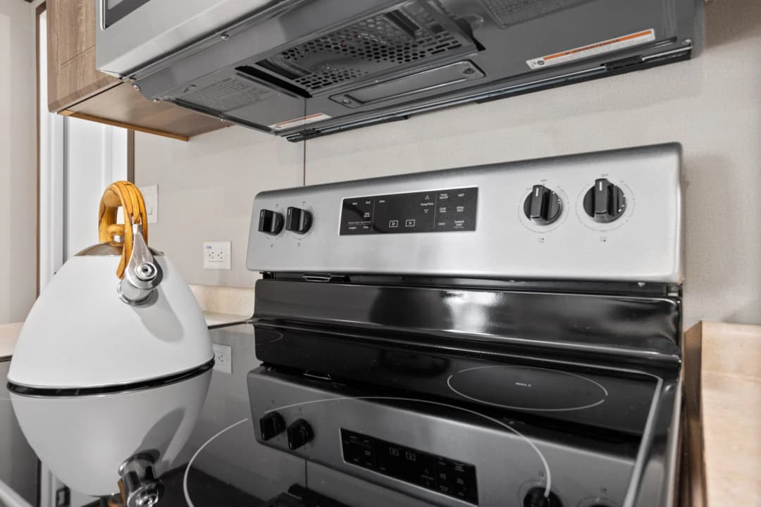 Classic c-1672-32c kitchen home features